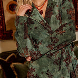 Campagnebeeld Ydence winter 2026: groene blazer met fluwelen bloemen Ydence Zoya | Jo&Co Club