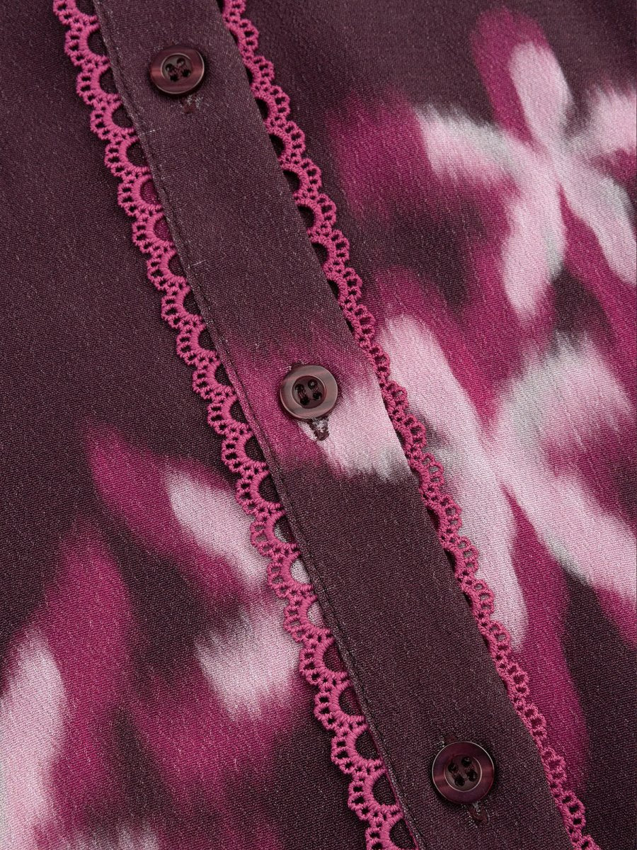 Pruimkleurige bloemenblouse met ruches Ydence Francesca – detail van de stof | Jo&Co Club