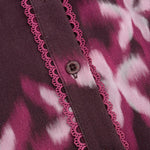 Pruimkleurige bloemenblouse met ruches Ydence Francesca – detail van de stof | Jo&Co Club
