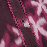 Pruimkleurige bloemenblouse met ruches Ydence Francesca – detail van de stof | Jo&Co Club