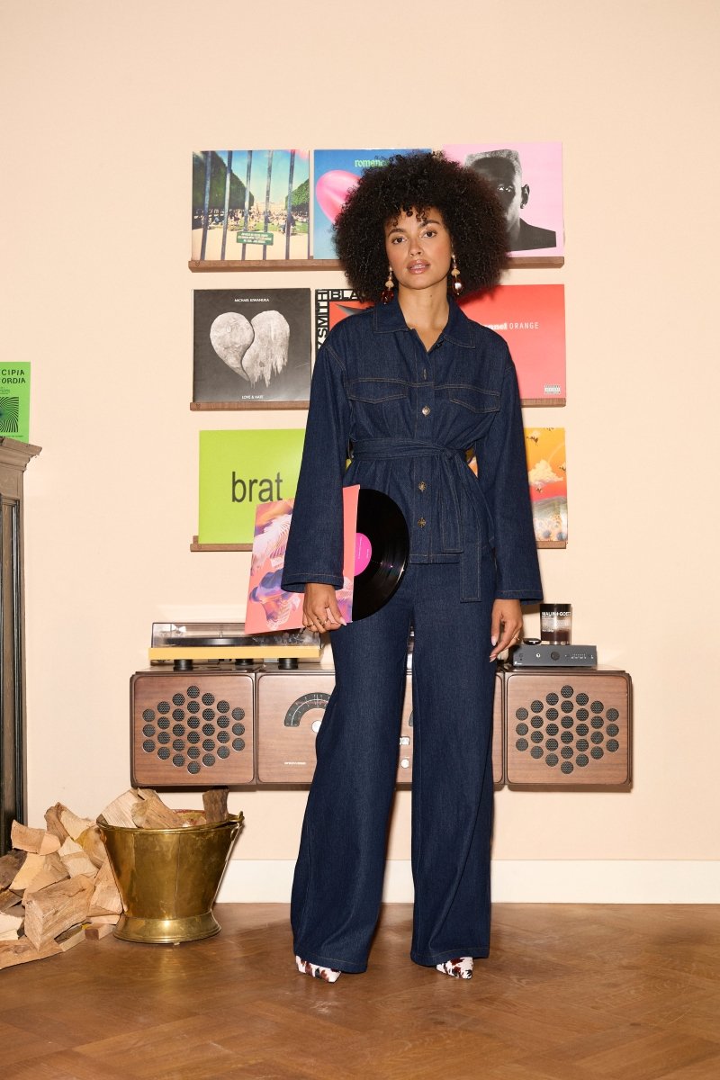 model draagt de gracie pants en de amina blouse van ydence in een muzikale setting.