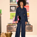 model draagt de gracie pants en de amina blouse van ydence in een muzikale setting.