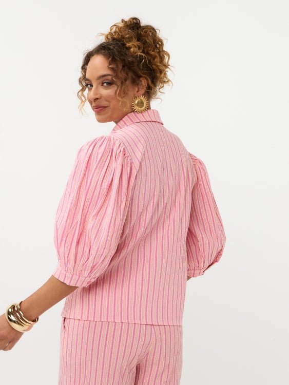 Achteraanzicht Ydence Annabella blouse in pink stripe met volumineuze pofmouwen | Jo&Co Club