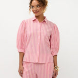 Close-up Ydence Blouse Annabella in pink stripe met pofmouwen en knoopsluiting | Jo&Co Club