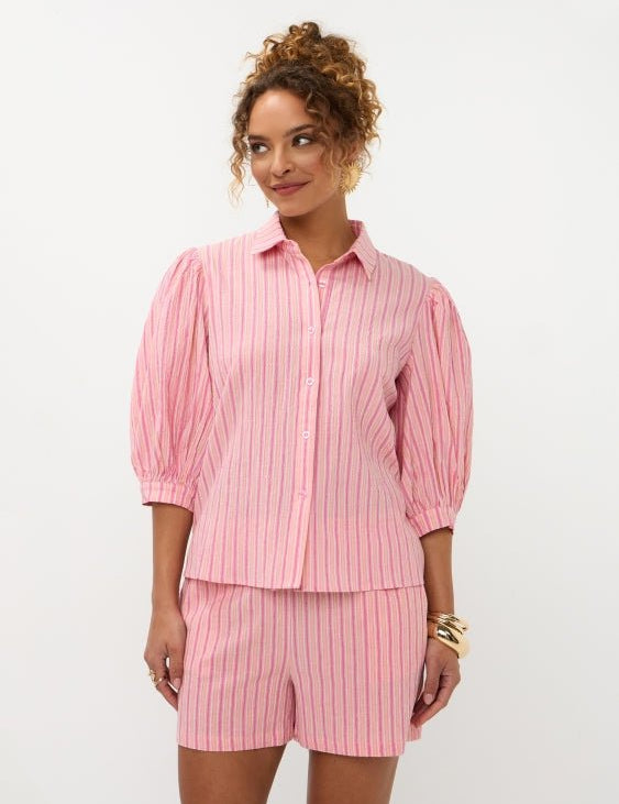 Close-up Ydence Blouse Annabella in pink stripe met pofmouwen en knoopsluiting | Jo&Co Club