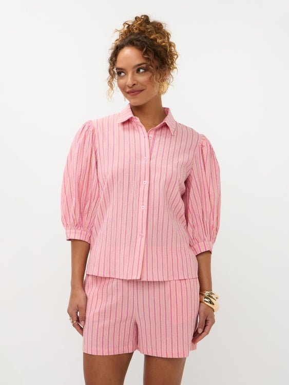 Close-up Ydence Blouse Annabella in pink stripe met pofmouwen en knoopsluiting | Jo&Co Club