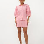 Model in volledige Ydence Annabella Pink stripe set met blouse en short, frontaal | Jo&Co Club