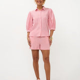 Model in volledige Ydence Annabella Pink stripe set met blouse en short, frontaal | Jo&Co Club