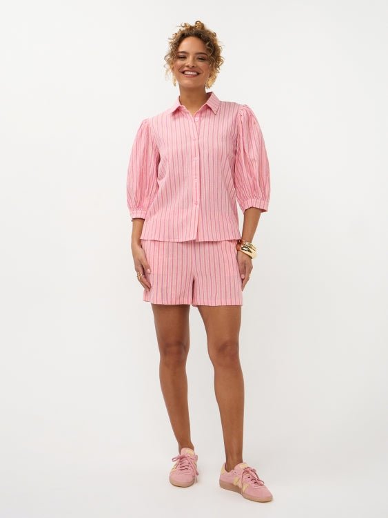Model in volledige Ydence Annabella Pink stripe set met blouse en short, frontaal | Jo&Co Club
