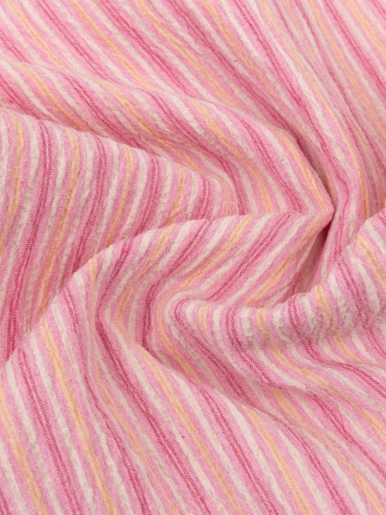 Close-up van de roze gestreepte katoenstof van de Ydence Annabella blouse | Jo&Co Club