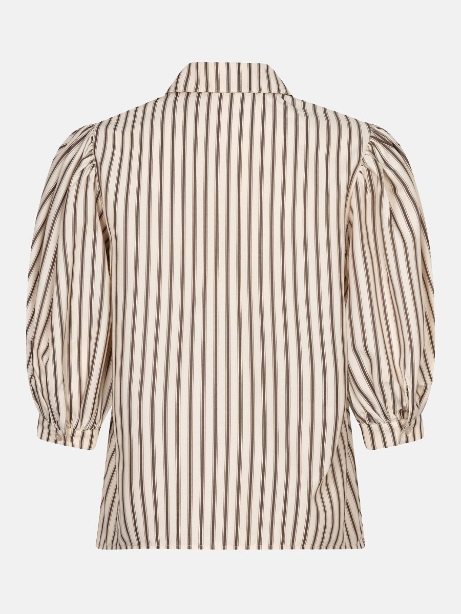 De achterkant van een blouse met een verticaal streeppatroon in gebroken wit en donkerbruin | Ydence Bobbie | Jo&Co Club
