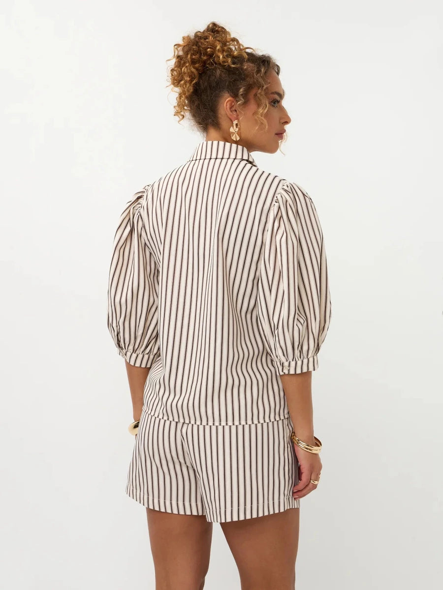Een model, van de achterkant gefotografeerd, draagt een playsuit met een verticaal | Ydence Bobbie | Jo&Co Club