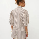 Een model, van de achterkant gefotografeerd, draagt een playsuit met een verticaal | Ydence Bobbie | Jo&Co Club