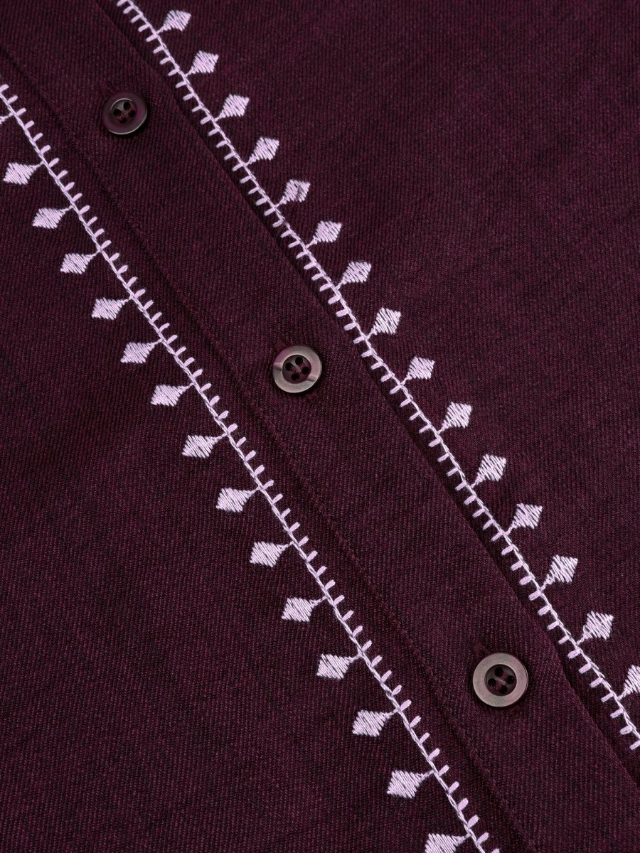 Detailopname van de stof van een blouse in pruim | Ydence Hannah | Jo&Co Club