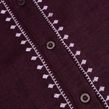 Detailopname van de stof van een blouse in pruim | Ydence Hannah | Jo&Co Club
