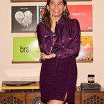 model draagt de femke skirt en de lindsey blouse van ydence in aubergine kleur.