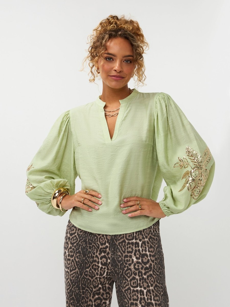 Ydence Blouse Rose | Groen in licht pistachegroen; Broek: donkerbruin, blouse en broek met oversized