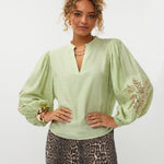 Ydence Blouse Rose | Groen in licht pistachegroen; Broek: donkerbruin, blouse en broek met oversized