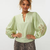 Ydence Blouse Rose | Groen in licht pistachegroen; Broek: donkerbruin, blouse en broek met oversized