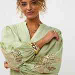 Ydence Blouse Rose | Groen in Zacht saliegroen, Relaxed fit met wijdvallende, volumineuze mouwen