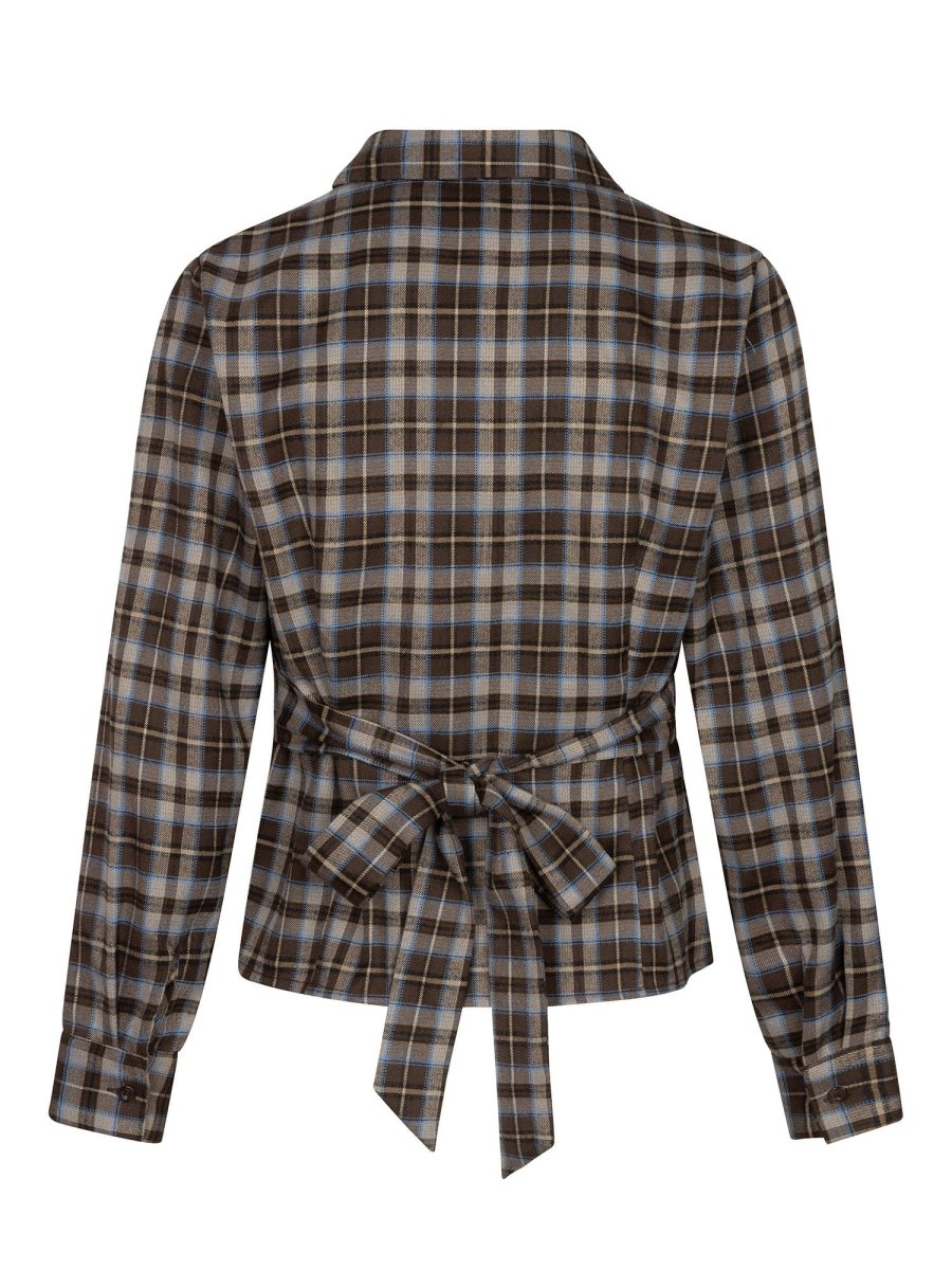 Achterkant van een blouse in bruin-blauwe ruit, vrijstaand gefotografeerd op een witte achtergrond | Ydence Tamila | Jo&Co Club