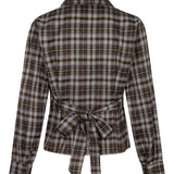 Achterkant van een blouse in bruin-blauwe ruit, vrijstaand gefotografeerd op een witte achtergrond | Ydence Tamila | Jo&Co Club