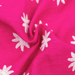 Close-up van de roze stof met witte geborduurde bloemen van de Ydence Vivienne blouse – speelse en luchtige textuur.