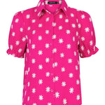 Felroze Vivienne blouse van Ydence met korte pofmouwen en witte bloemenborduursels – zomers en vrouwelijk.