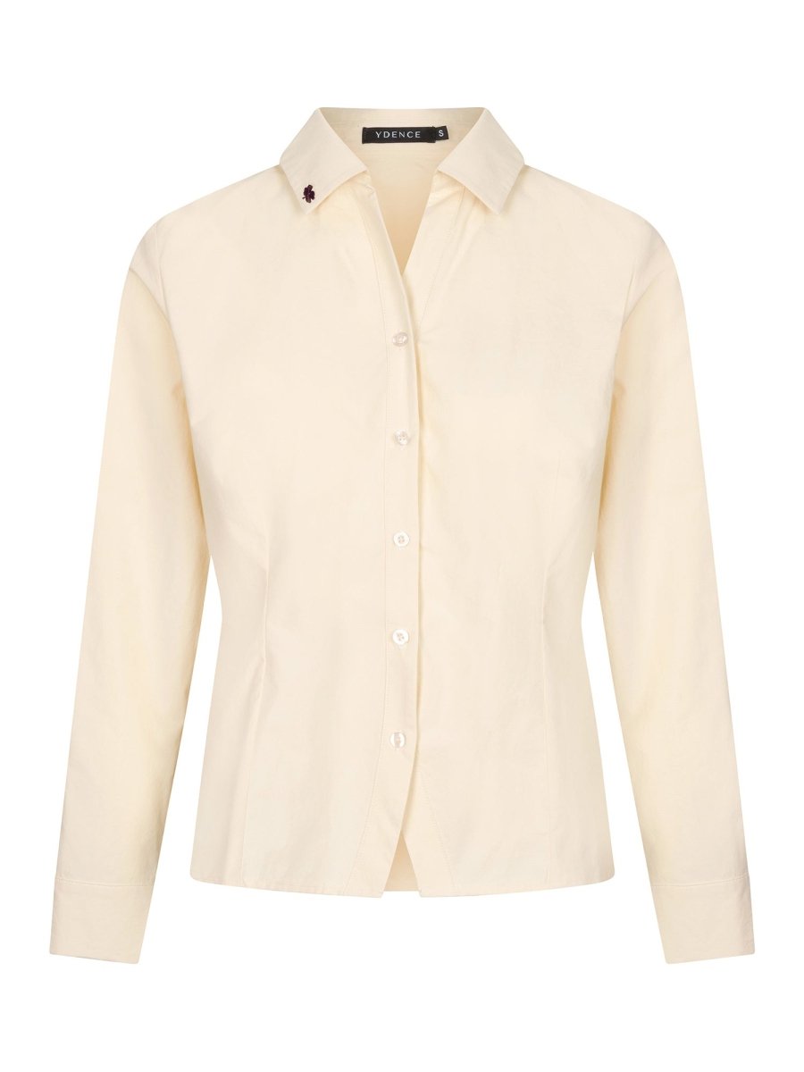 Vrijstaande productfoto van een blouse in ecru op een witte achtergrond | Ydence Vinny | Jo&Co Club