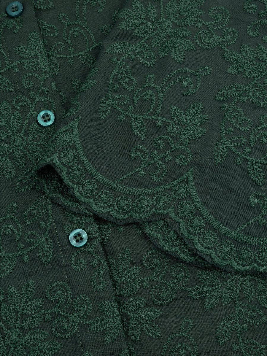 Smaragdgroene broderie blouse met geschulpte zoom Ydence Lieke – detail van de stof | Jo&Co Club