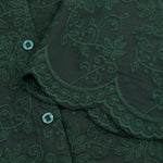 Smaragdgroene broderie blouse met geschulpte zoom Ydence Lieke – detail van de stof | Jo&Co Club