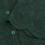 Smaragdgroene broderie blouse met geschulpte zoom Ydence Lieke – detail van de stof | Jo&Co Club