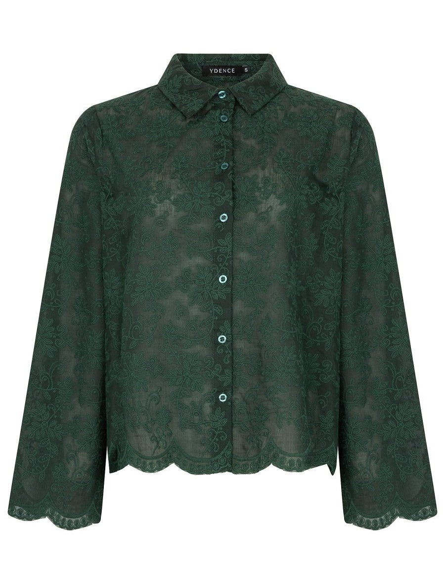 Smaragdgroene broderie blouse met geschulpte zoom Ydence Lieke – voorkant | Jo&Co Club