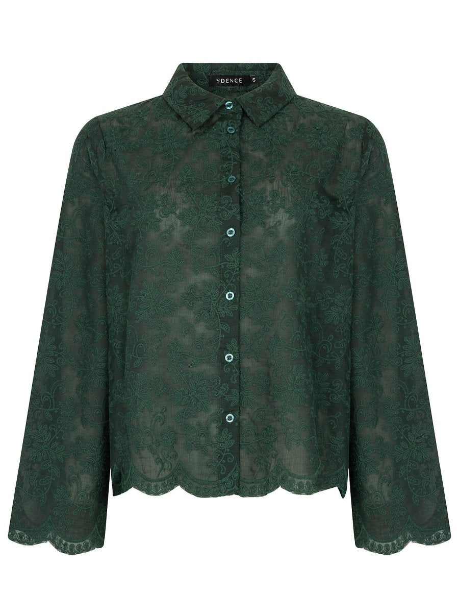 Smaragdgroene broderie blouse met geschulpte zoom Ydence Lieke – voorkant | Jo&Co Club