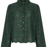 Smaragdgroene broderie blouse met geschulpte zoom Ydence Lieke – voorkant | Jo&Co Club