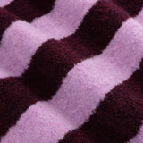 Detailopname van de stof van een vest in violet | Ydence Felicity | Jo&Co Club