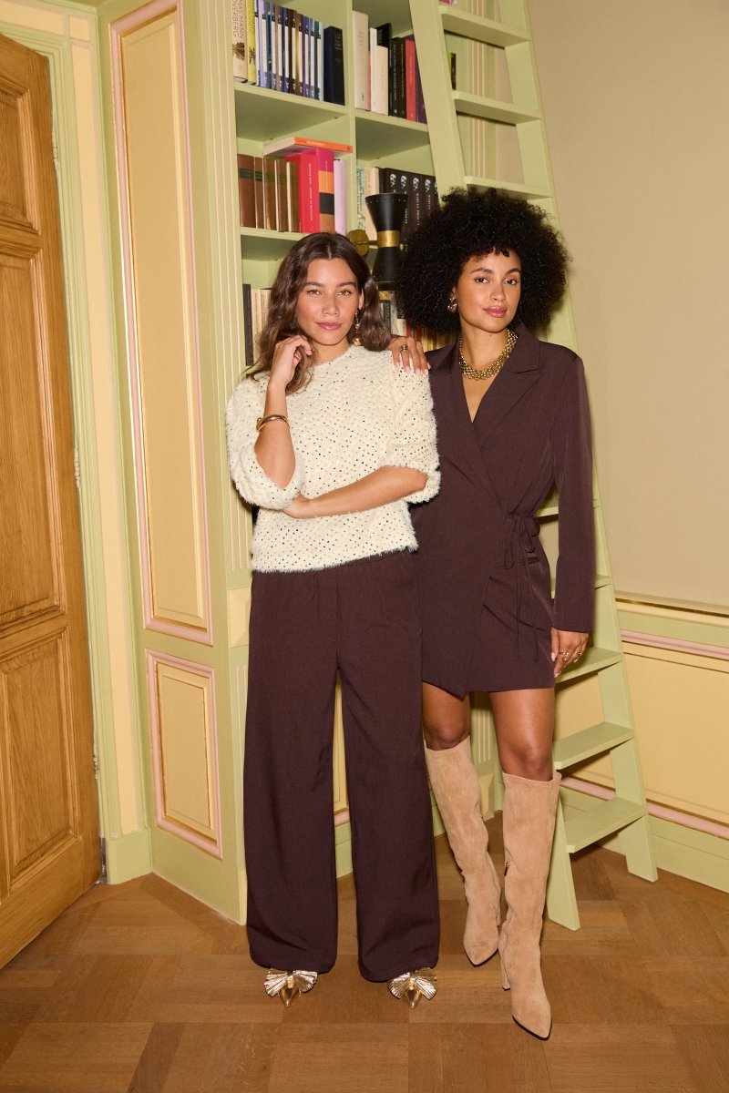 model draagt de april dress van ydence in een huiselijke setting.