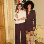 model draagt de april dress van ydence in een huiselijke setting.