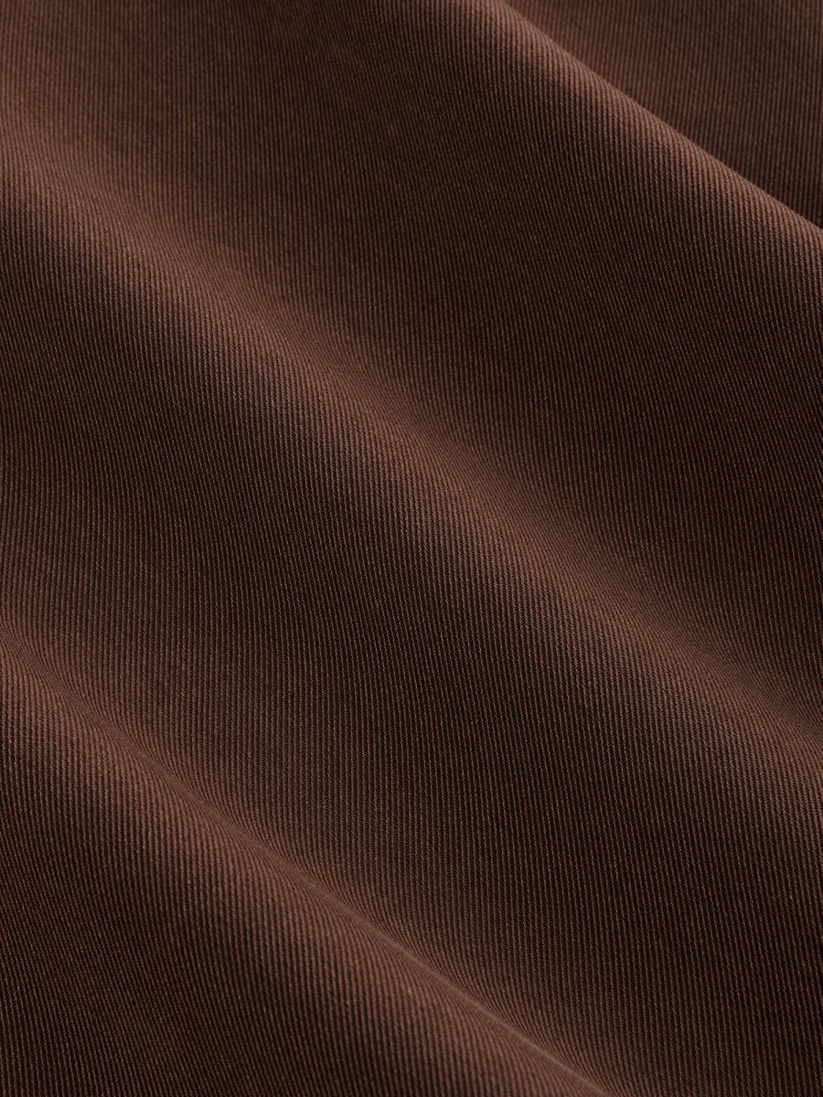 Detailopname van de stof van een jurk in donkerbruin | Ydence Carmel | Jo&Co Club