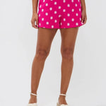 Model draagt een felroze short met witte bloemetjes van Ydence, perfect voor de zomer.