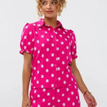 Model draagt de Vievienne blouse, een fuchsia blouse met witte bloemenprint en bijpassende short van Ydence.