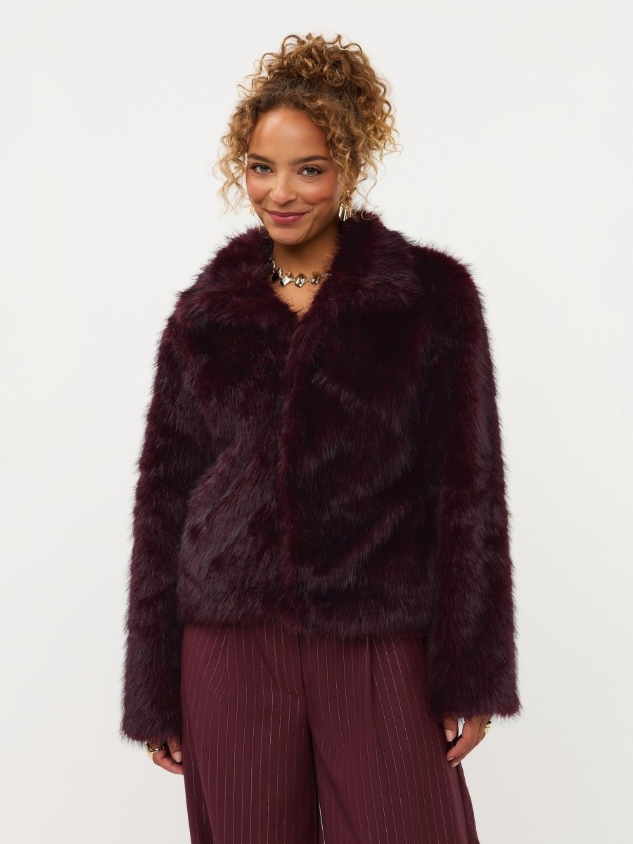 Model in paarse fake fur jas met kraag Ydence Chrissy | Jo&Co Club