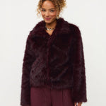 Model in paarse fake fur jas met kraag Ydence Chrissy | Jo&Co Club