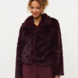 Model in paarse fake fur jas met kraag Ydence Chrissy | Jo&Co Club