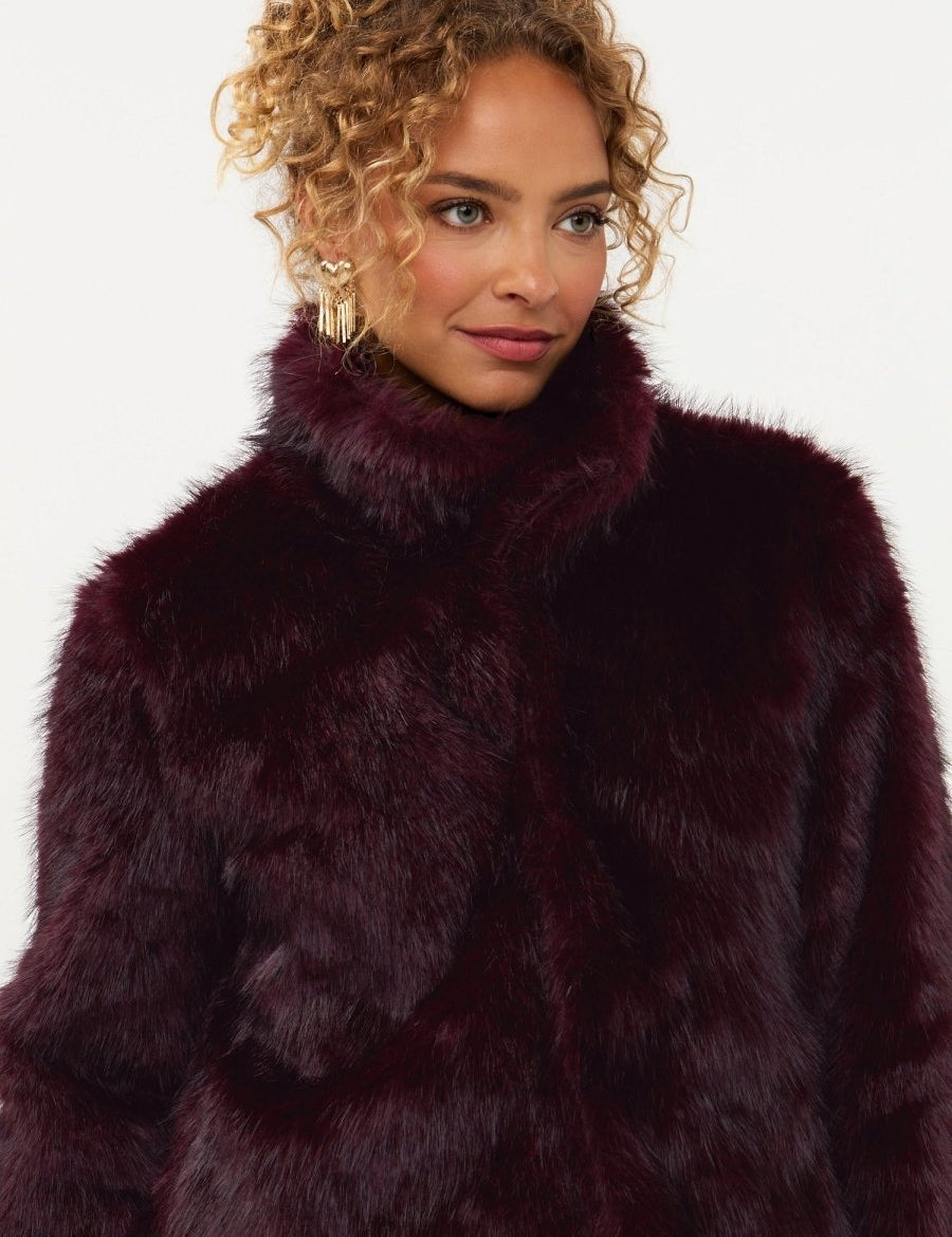 Campagnebeeld Ydence winter 2026: paarse fake fur jas met kraag Ydence Chrissy | Jo&Co Club