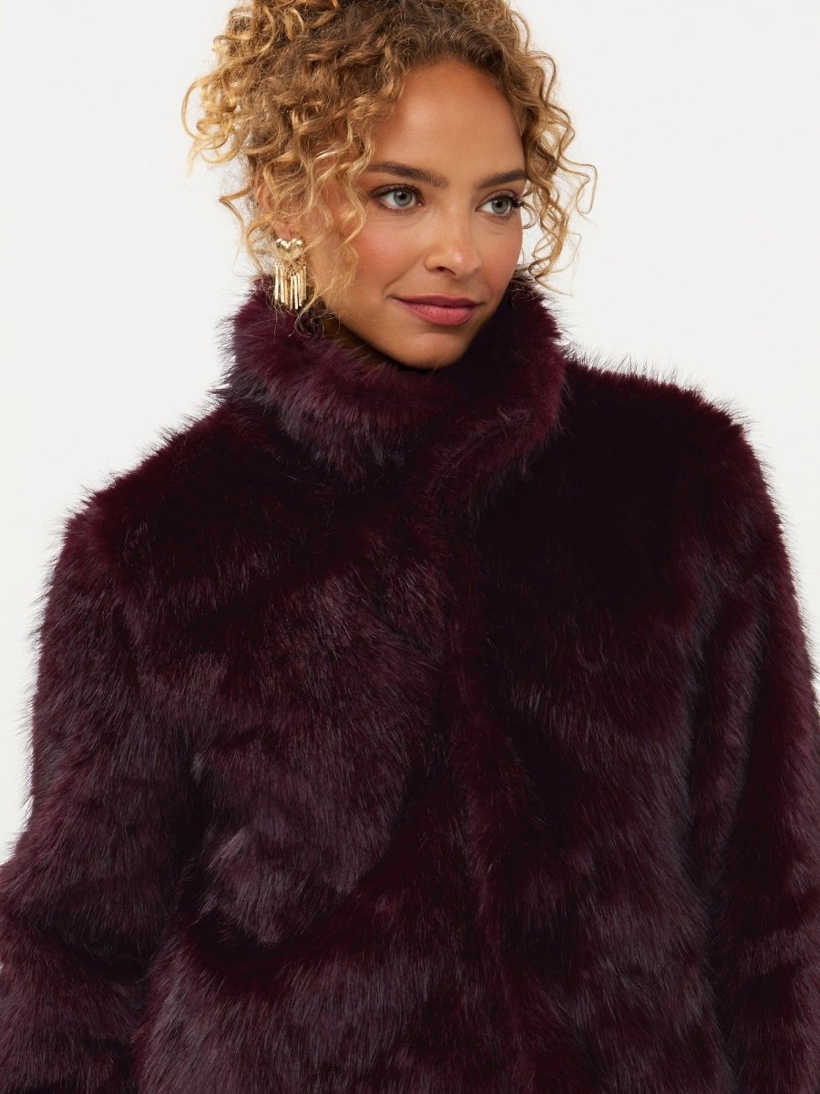 Campagnebeeld Ydence winter 2026: paarse fake fur jas met kraag Ydence Chrissy | Jo&Co Club