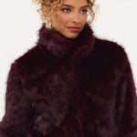 Campagnebeeld Ydence winter 2026: paarse fake fur jas met kraag Ydence Chrissy | Jo&Co Club