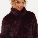 Campagnebeeld Ydence winter 2026: paarse fake fur jas met kraag Ydence Chrissy | Jo&Co Club