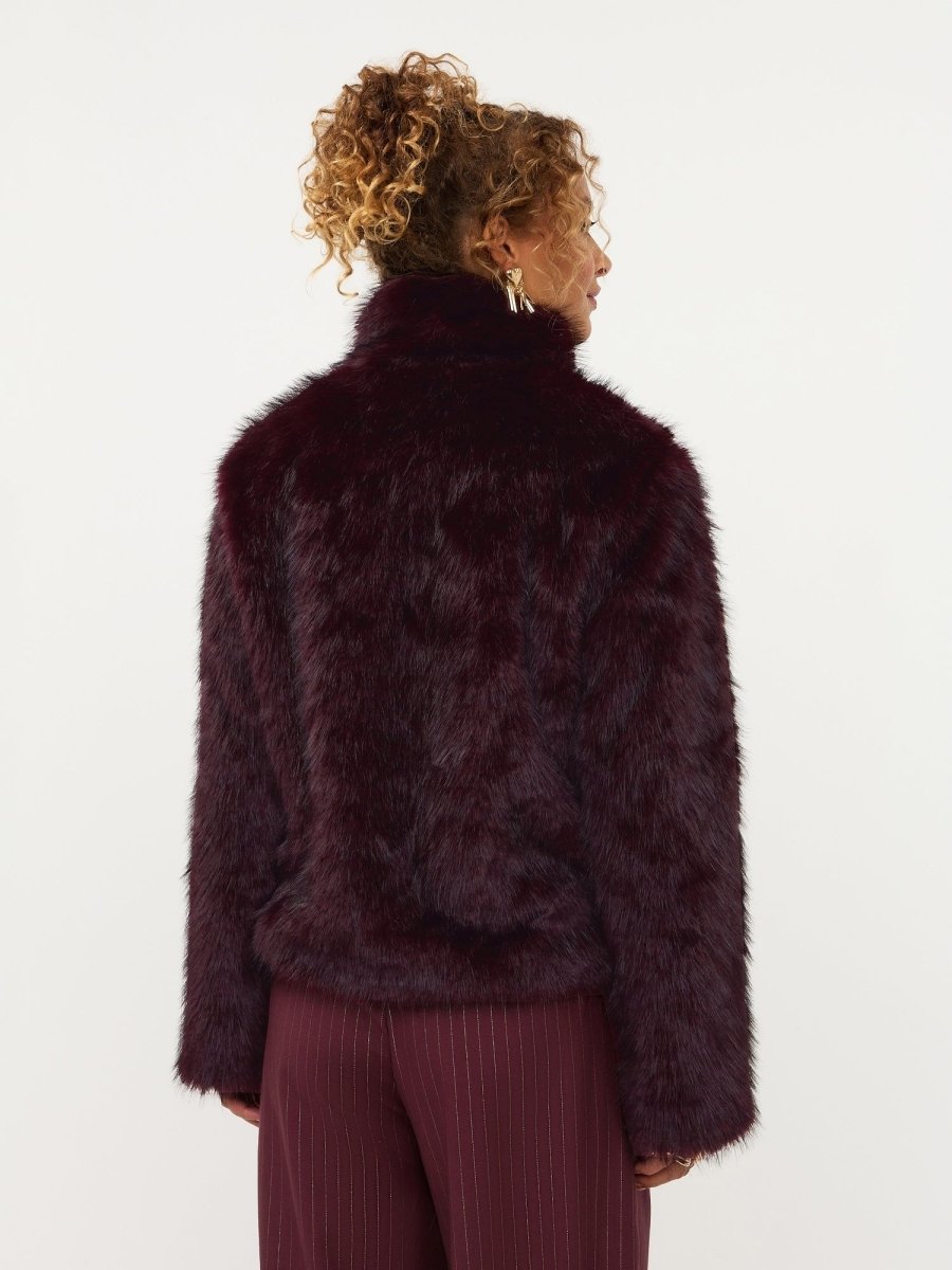 Model in paarse fake fur jas met kraag Ydence Chrissy | Jo&Co Club