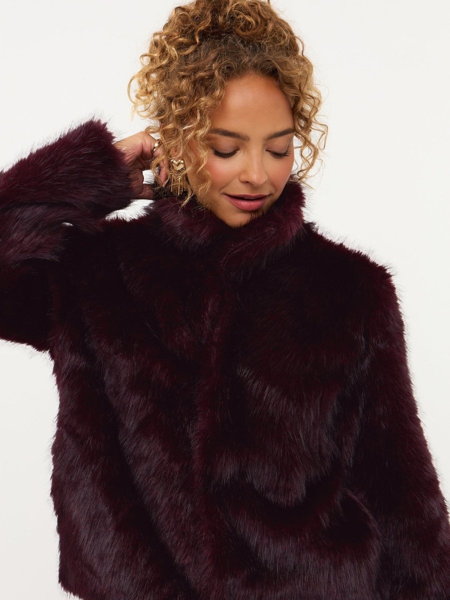 Model in paarse fake fur jas met kraag Ydence Chrissy | Jo&Co Club